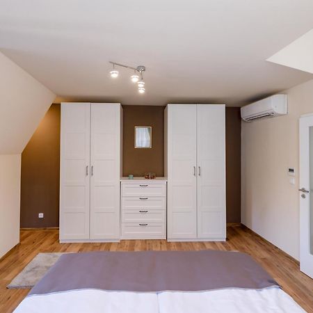 קרלובי וארי Apartments Menuet חדר תמונה