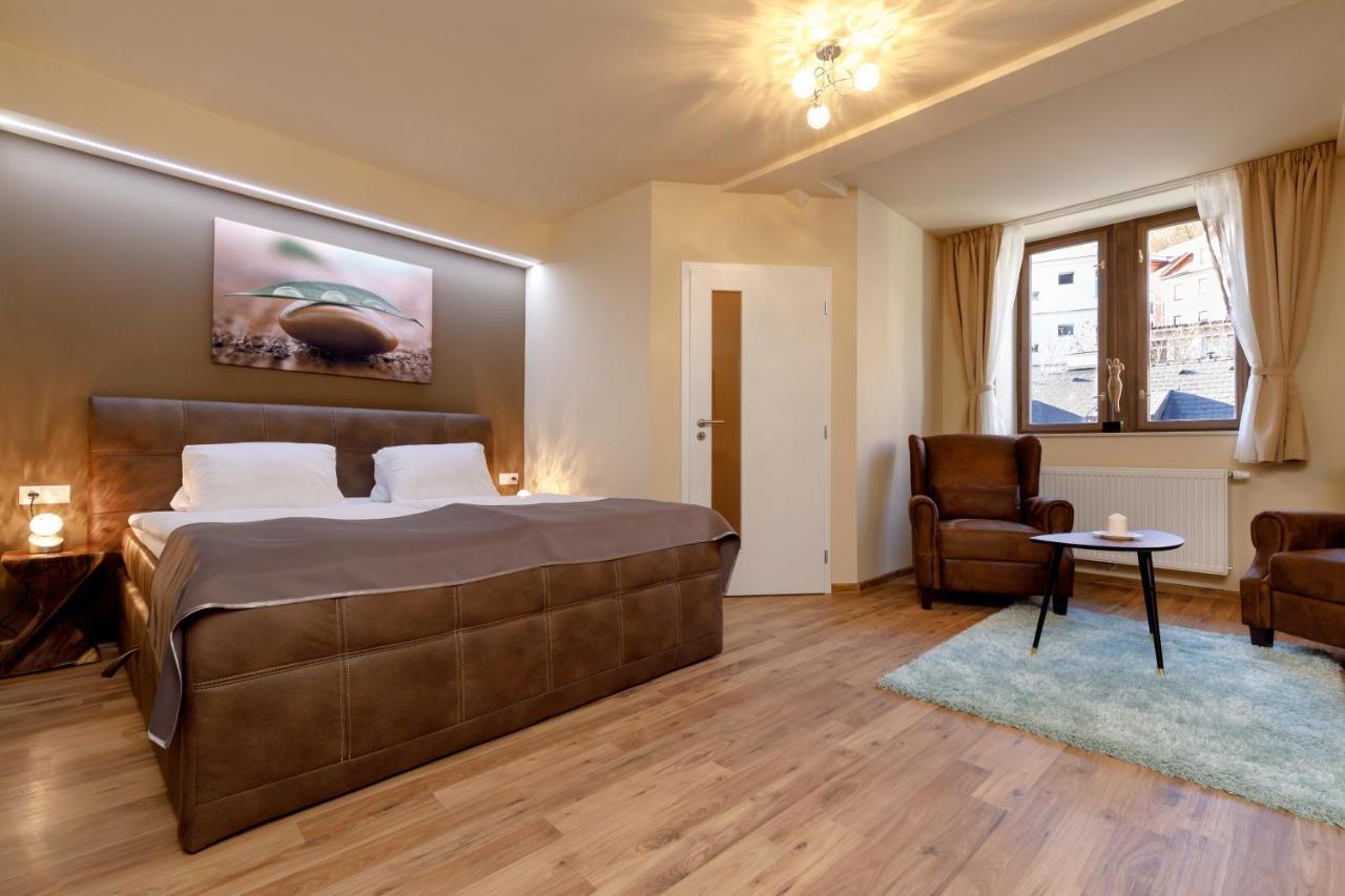קרלובי וארי Apartments Menuet מראה חיצוני תמונה