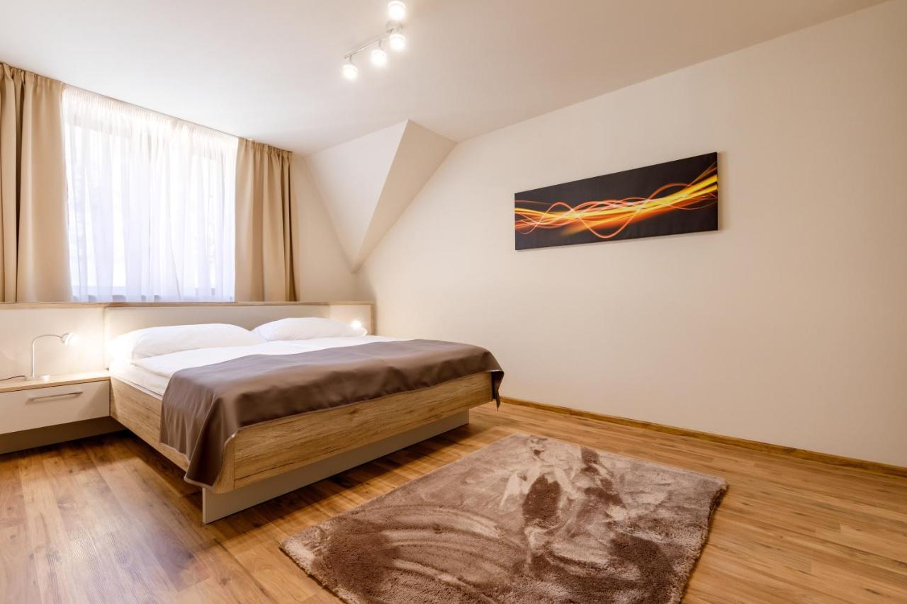 קרלובי וארי Apartments Menuet מראה חיצוני תמונה