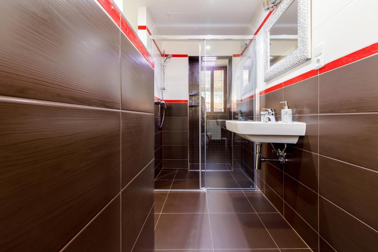 קרלובי וארי Apartments Menuet מראה חיצוני תמונה