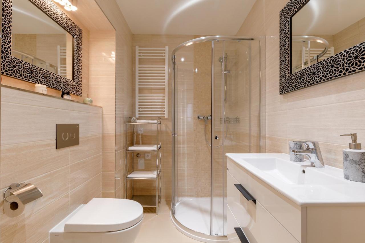 קרלובי וארי Apartments Menuet מראה חיצוני תמונה