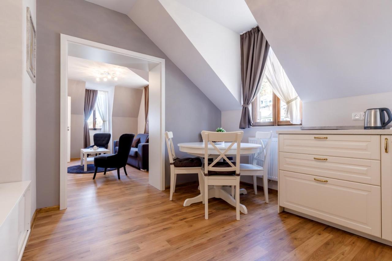 קרלובי וארי Apartments Menuet מראה חיצוני תמונה